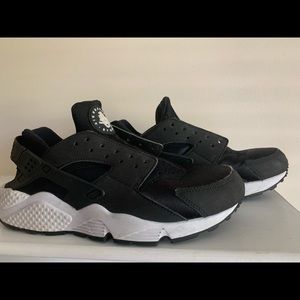 Nike Huaraches Black and white